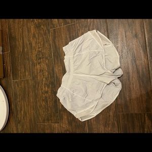 lulu hotty hot shorts 2.5